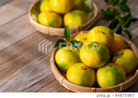 秋の味覚 とっても甘くておいしい早生みかん 温州みかん ( 少し青くなりつつある蜜柑 ） 94875967