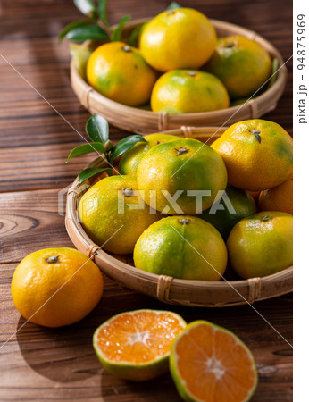 秋の味覚 とっても甘くておいしい早生みかん 温州みかん ( 少し青くなりつつある蜜柑 ） 94875969