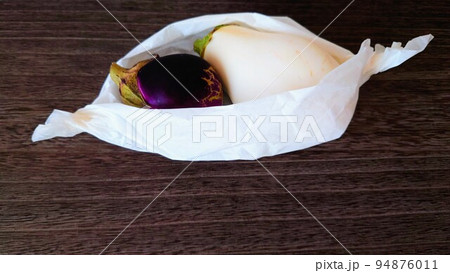 茄子と白茄子 横から 茄子と白茄子 横から 94876011