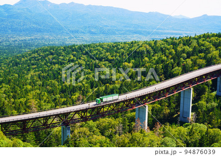 初秋の三国峠 松見大橋 <走行する車両> 北海道 初秋の三国峠 松見大橋 <走行する車両> 北海道 94876039