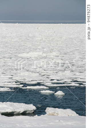 流氷が浮かぶ海と空 流氷が浮かぶ海と空 94876273