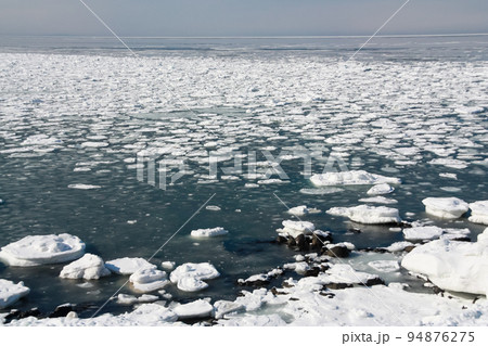 流氷が浮かぶ海と空 94876275