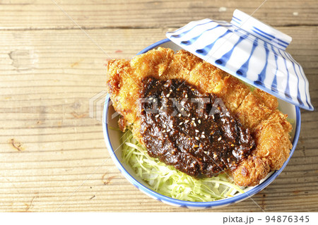キャベツもたっぷり敷かれている味噌カツ丼を俯瞰で撮影 キャベツもたっぷり敷かれている味噌カツ丼を俯瞰で撮影 94876345