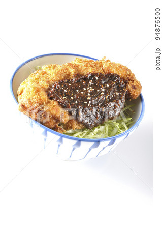 キャベツもたっぷり敷かれている味噌カツ丼を白背景で撮影 キャベツもたっぷり敷かれている味噌カツ丼を白背景で撮影 94876500