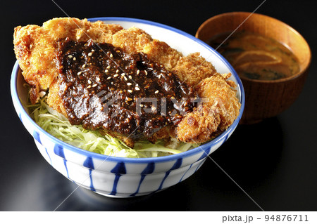 キャベツもたっぷり敷かれている味噌カツ丼と味噌汁 キャベツもたっぷり敷かれている味噌カツ丼と味噌汁 94876711