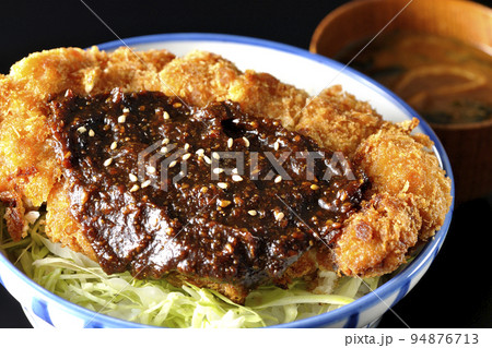 キャベツもたっぷり敷かれている味噌カツ丼と味噌汁 キャベツもたっぷり敷かれている味噌カツ丼と味噌汁 94876713