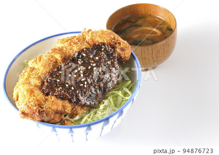 キャベツもたっぷり敷かれている味噌カツ丼と味噌汁 94876723