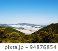 雲海に浮かぶ山々 94876854