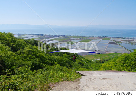 琵琶湖をバッグに荒神山から飛ぶハンググライダー 琵琶湖をバッグに荒神山から飛ぶハンググライダー 94876996