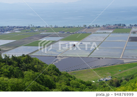 琵琶湖をバッグに荒神山から飛ぶハンググライダー 琵琶湖をバッグに荒神山から飛ぶハンググライダー 94876999