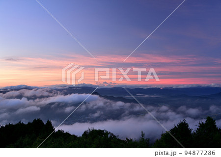 鳥見山からの宇陀盆地の雲海 鳥見山からの宇陀盆地の雲海 94877286