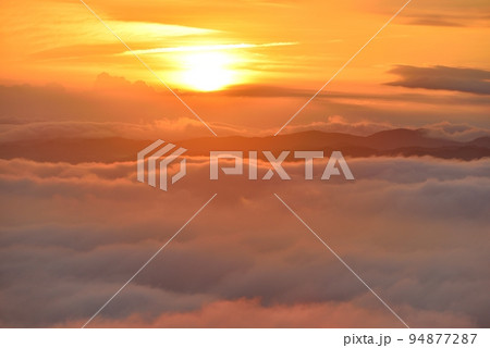 鳥見山からの宇陀盆地の雲海 鳥見山からの宇陀盆地の雲海 94877287