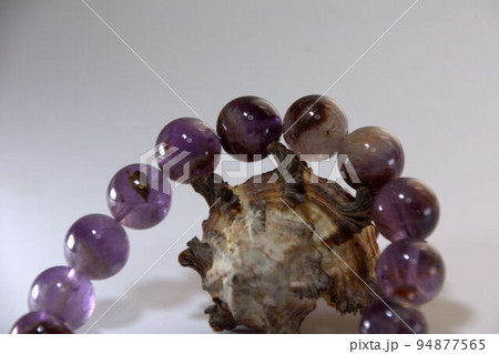 ガーデンアメジストと巻貝　パワーストーン　背景 94877565
