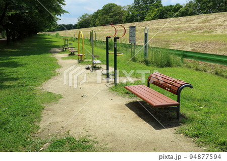 公園の健康遊具 94877594