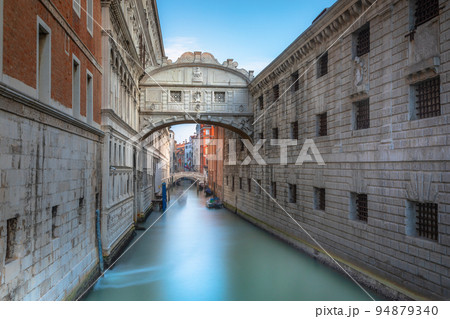 Bridge of Sighs and Canal scenary in romantic Venice at springtime, Italy 94879340