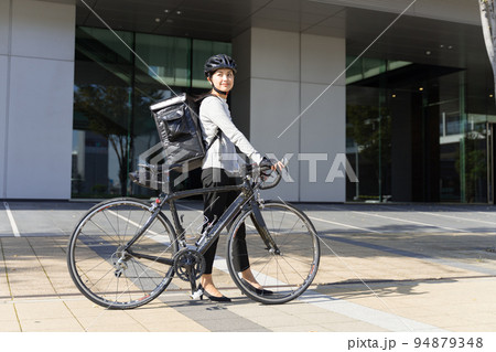 フードデリバリー 配達員の女性 94879348