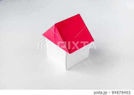 White and red paper house origami isolated on blank background 94879403