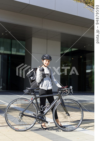 親指を立ててるフードデリバリー　女性配達員 94879593