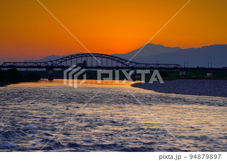 秋の長良川に沈む夕日と夕焼け 秋の長良川に沈む夕日と夕焼け 94879897