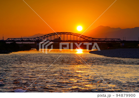 秋の長良川に沈む夕日と夕焼け 秋の長良川に沈む夕日と夕焼け 94879900