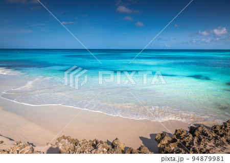Aruba idyllic caribbean beach at sunny day, Dutch Antilles, Caribbean Sea Aruba idyllic caribbean beach at sunny day, Dutch Antilles, Caribbean Sea 94879981