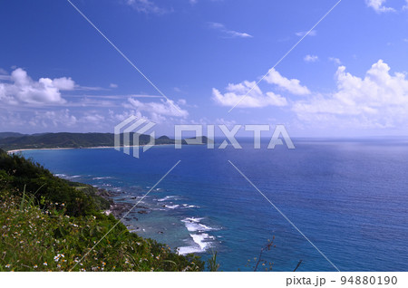 奄美大島 秋空と太平洋側の海岸線の眺め 奄美大島 秋空と太平洋側の海岸線の眺め 94880190