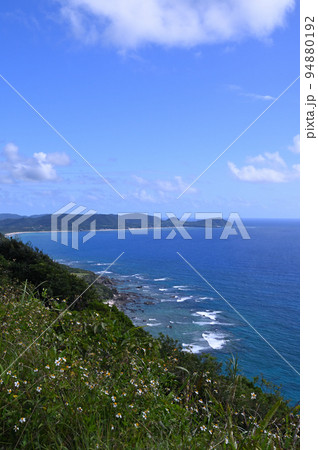 奄美大島 秋空と太平洋側の海岸線の眺め 奄美大島 秋空と太平洋側の海岸線の眺め 94880192
