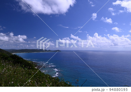 奄美大島 秋空と太平洋側の海岸線の眺め 奄美大島 秋空と太平洋側の海岸線の眺め 94880193
