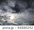 秋の美しい曇り空 94880292