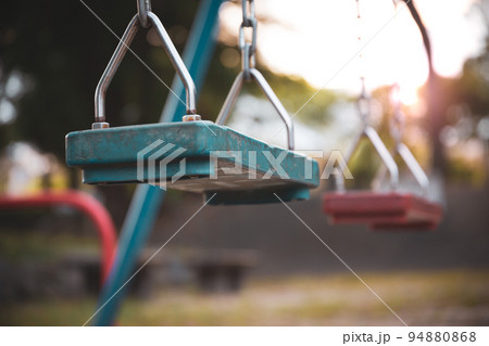 公園のブランコ 94880868