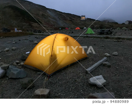 アウトドアの道具　キャンプ場で登山用のテント設営 94880989