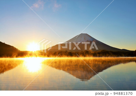 謹賀新年 富士山と初日の出 謹賀新年 富士山と初日の出 94881370