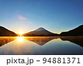 謹賀新年　富士山と初日の出 94881371