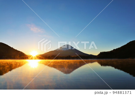 謹賀新年　富士山と初日の出 94881371