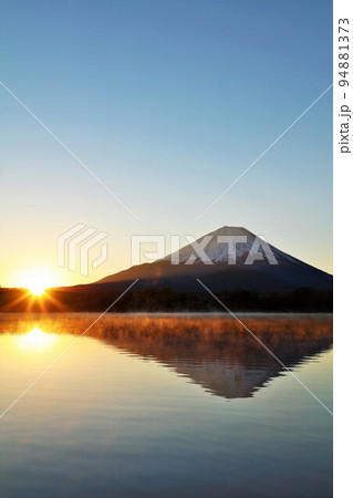 謹賀新年　富士山と初日の出 94881373