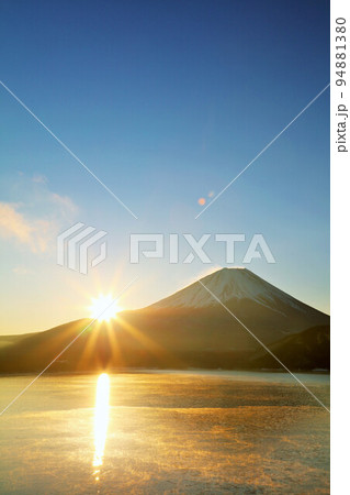 謹賀新年　富士山と初日の出 94881380
