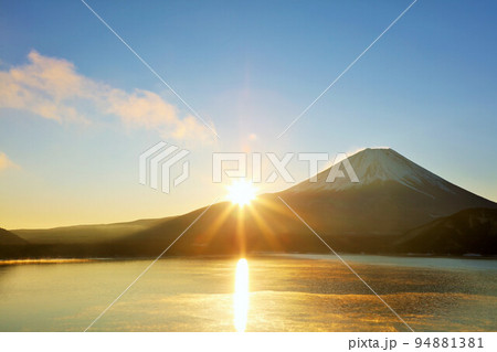 謹賀新年　富士山と初日の出 94881381
