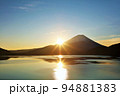 謹賀新年　富士山と初日の出 94881383