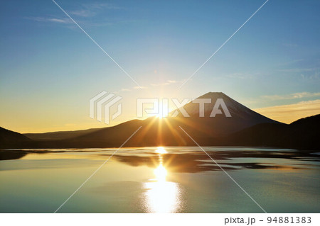 謹賀新年　富士山と初日の出 94881383