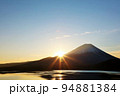 謹賀新年　富士山と初日の出 94881384