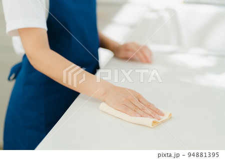 拭き掃除をするハウスキーパーのシニア女性 94881395