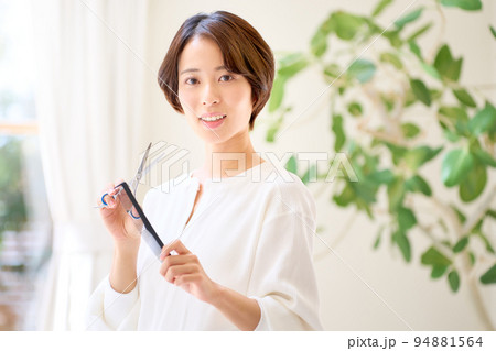 視線を向けるヘアスタイリストの女性 ヘアサロン 美容師 イメージ 視線を向けるヘアスタイリストの女性 ヘアサロン 美容師 イメージ 94881564