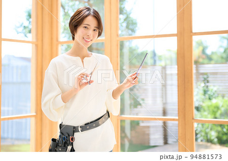 視線を向けるヘアスタイリストの女性 ヘアサロン 美容師 イメージ 視線を向けるヘアスタイリストの女性 ヘアサロン 美容師 イメージ 94881573