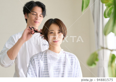 ヘアカットをする男性美容師と女性客　ヘアサロン　美容室　イメージ 94881575