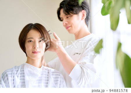 ヘアカットをする男性美容師と女性客　ヘアサロン　美容室　イメージ 94881578