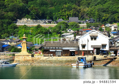 【広島県】快晴の鞆の浦　いろは丸展示館と常夜灯 94881594