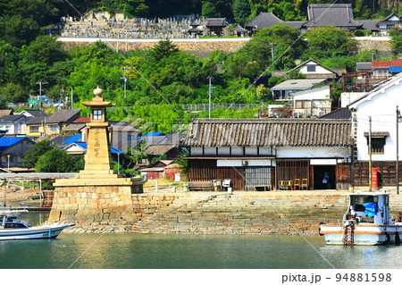 【広島県】快晴の鞆の浦　いろは丸展示館と常夜灯 94881598