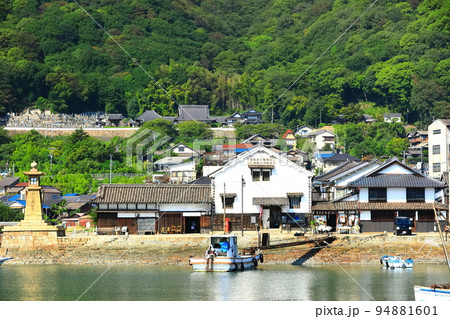 【広島県】快晴の鞆の浦 いろは丸展示館と常夜灯 【広島県】快晴の鞆の浦 いろは丸展示館と常夜灯 94881601