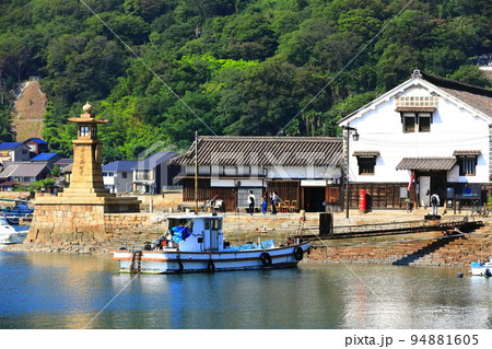 【広島県】快晴の鞆の浦 いろは丸展示館と常夜灯 【広島県】快晴の鞆の浦 いろは丸展示館と常夜灯 94881605
