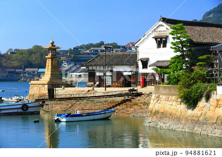 【広島県】快晴の鞆の浦 いろは丸展示館と常夜灯 【広島県】快晴の鞆の浦 いろは丸展示館と常夜灯 94881621